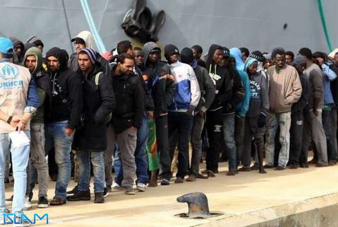 ليبيا تعيد 142 مهاجراً إلى غينيا
