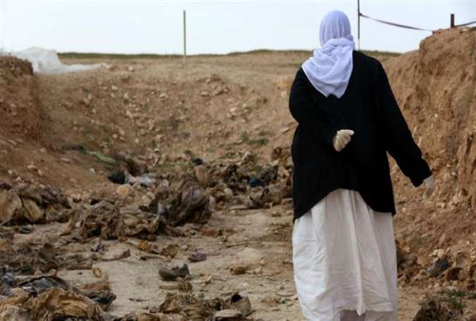 In this file photo, an Izadi woman searches for clues that might lead her to missing relatives in the wake of the Takfiri Daesh terrorists’ attacks on members of the minority. (Photo by AFP)