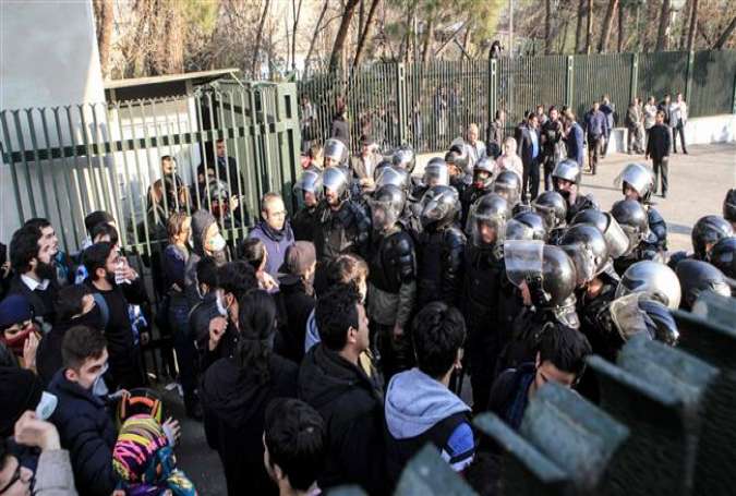 Iranian students scuffle with police at the University of Tehran during a demonstration against economic problems in the capital, on December 30, 2017. (Photo by AFP)