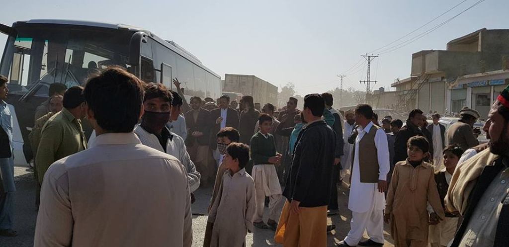 ڈی آئی خان، مقررہ نرخ نہ ملنے پر گنے کے کاشتکاروں کا احتجاجی دھرنا
