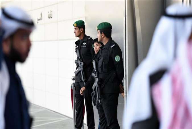 Saudi Royal Guard members stand on duty in the capital Riyadh on November 26, 2017. (AFP photo)