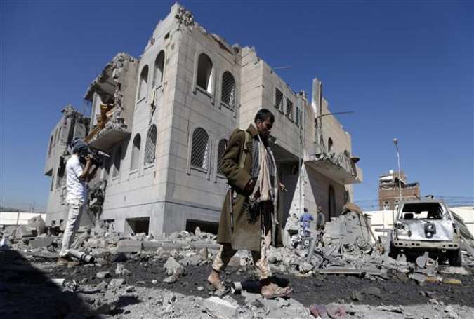 Yemenis check the site of Saudi airstrikes at a detention center in the capital Sana’a on December 13, 2017. (Photo by AFP)