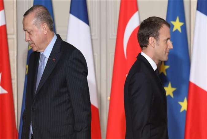 Turkish President Recep Tayyip Erdogan (L) and French President Emmanuel Macron walk during a joint press conference on January 5, 2018, at the Elysee Palace in Paris, France. (Photo by AFP)