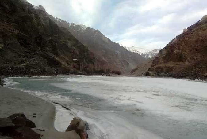 بلتستان شدید سردی کی لپیٹ میں، درجہ حرارت منفی 20، سخت سردی کے باعث دریائے سندھ منجمد