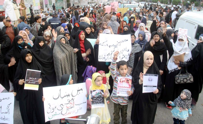 کراچی: کمسن زینب کی عصمت دری و قتل کیخلاف کراچی پریس کلب کے باہر ایم ڈبلیو ایم شعبہ خواتین کا احتجاجی مظاہرہ