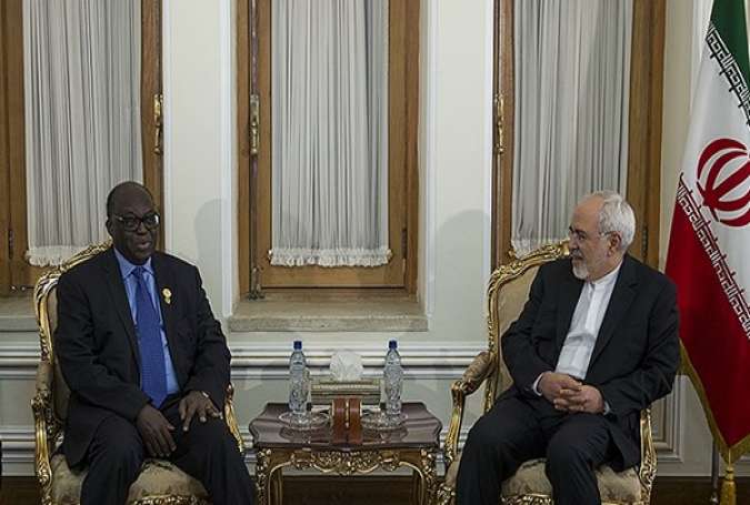 ظريف: ايران مستعدة لتطوير علاقاتها مع السنغال