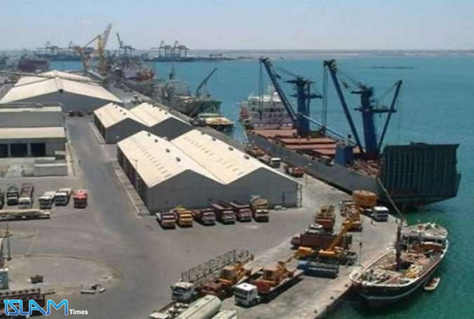بحرية العدوان تمنع دخول 13 سفينة إلى ميناء عدن