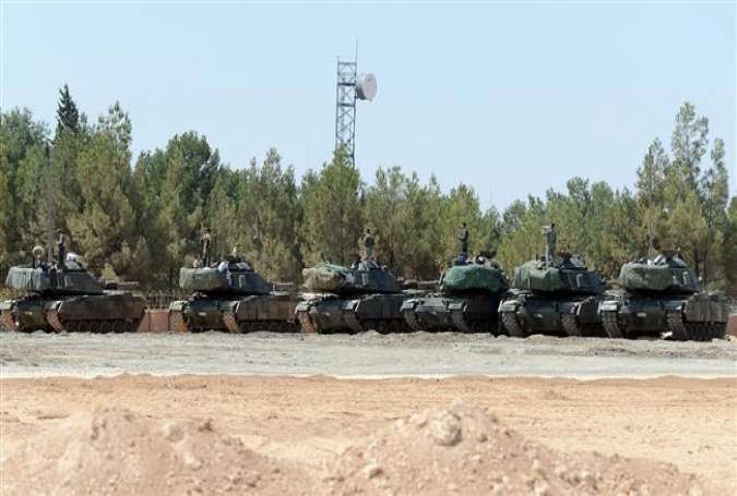 Turkish tanks stationed near the Syrian border, in Karkamis, September 3, 2016. (Photo by AP)
