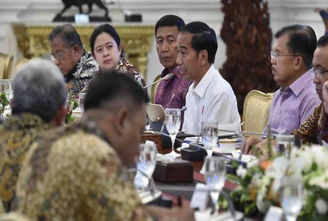 Presiden Joko Widodo memimpin ratas tentang rencana pembangunan Universitas Islam Internasional Indonesia di Istana Merdeka, Jakarta.jpg