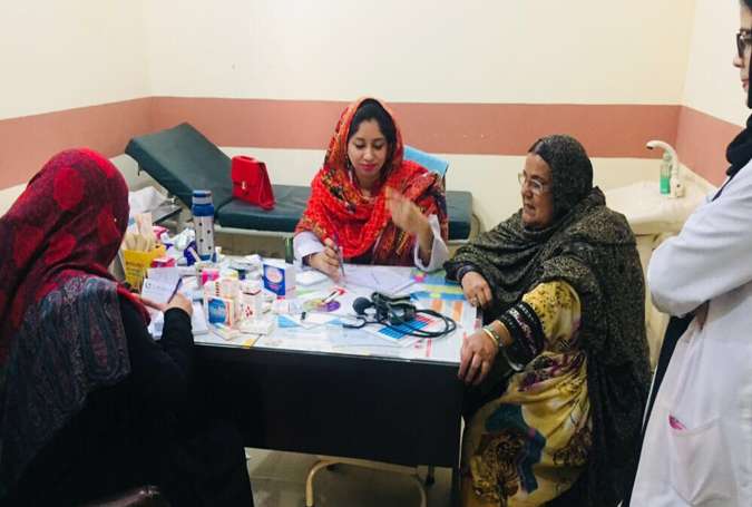 کراچی، خدیجۃ الکبریٰ فاؤنڈیشن کے تحت مفت طبی کیمپ کا انعقاد، مفت دوائیں بھی تقسیم کی گئیں