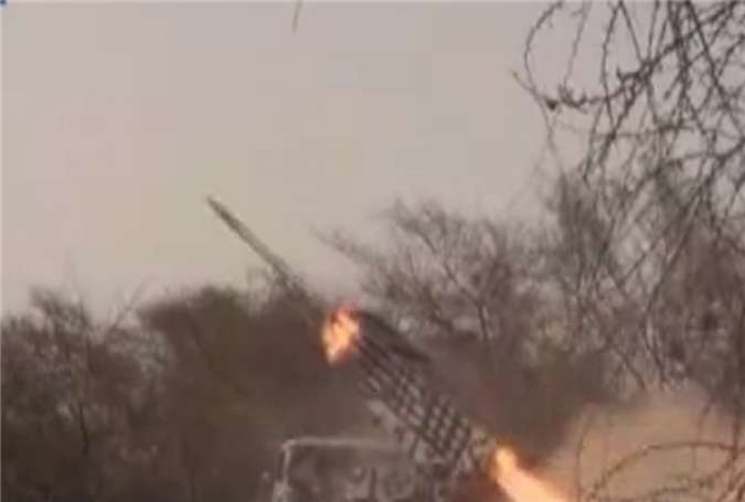 صاروخ غراد يدك ميليشيات التحالف السعودي جنوبي اليمن