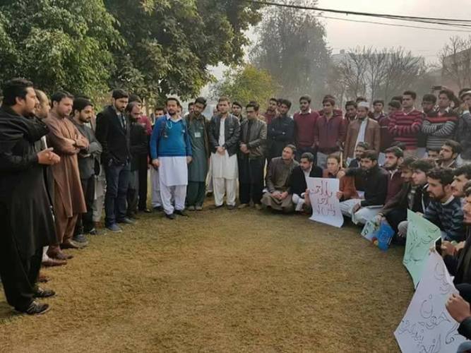 ڈی آئی خان، عاصمہ رانی کے قتل کیخلاف گومل میڈیکل کالج کے طلباء کا احتجاجی مظاہرہ
