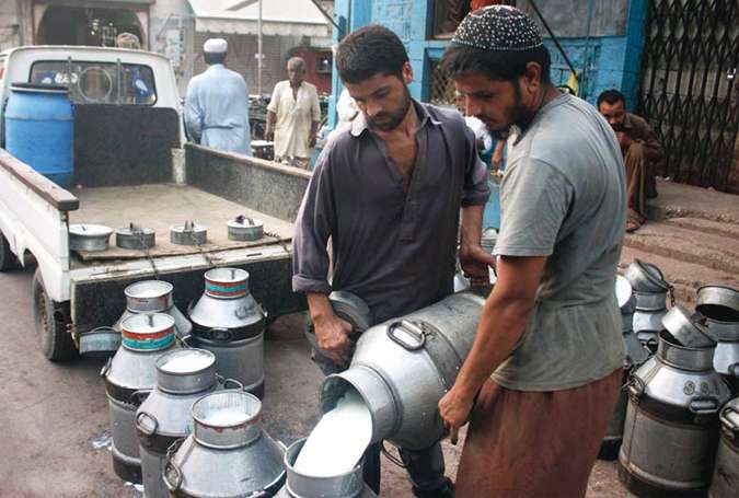 کراچی میں ڈیری فارمرز کا دودھ کی قیمت 10 روپے فی کلو بڑھانے کا اعلان