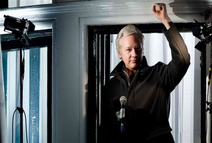 Wikileaks founder Julian Assange gesturing as he addresses members of the media and supporters from the window of the Ecuadorian embassy in Knightsbridge, west London on December 20, 2012. (Photo by AFP)
