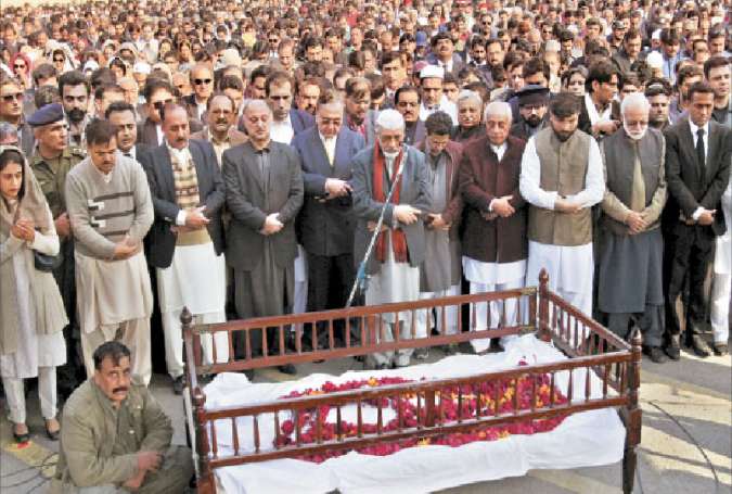 عاصمہ جہانگیر کی نماز جنازہ ادا، بیدیاں روڈ پر امانتاً سپرد خاک کر دیا گیا، تدفین کا فیصلہ بعد میں ہوگا