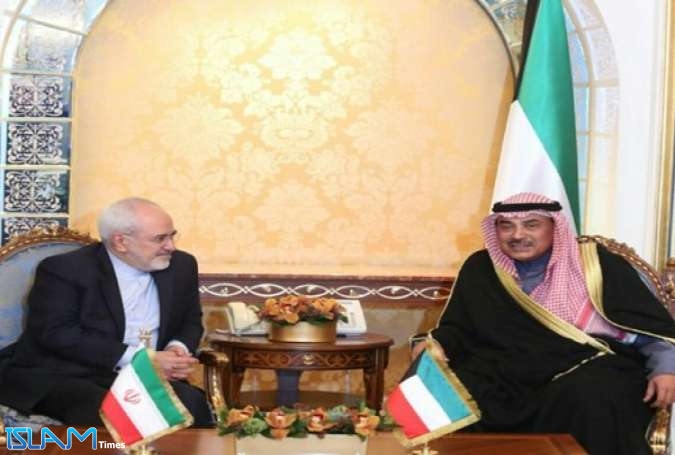 ظريف يبحث مع نظيره الكويتي العلاقات الثنائية بين البلدين