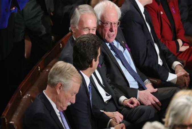 US Senator Bernie Sander (R) talks with other members of Congress during the State of the Union address in the chamber of the US House of Representatives January 30, 2018 in Washington, DC. (Photo by AFP)