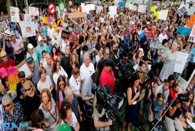 تظاهرة بفلوريدا تطالب بفرض قوانين لتقييد حيازة الأسلحة النارية