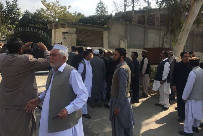 ضلع کونسل مردان میں حزب اقتدار و اپوزیشن ارکان باہم دست و گریباں