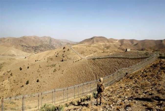 A soldier stands guard along the border fence outside the Kitton outpost on the border with Afghanistan in North Waziristan, Pakistan, on October 18, 2017. (Photo by Reuters)