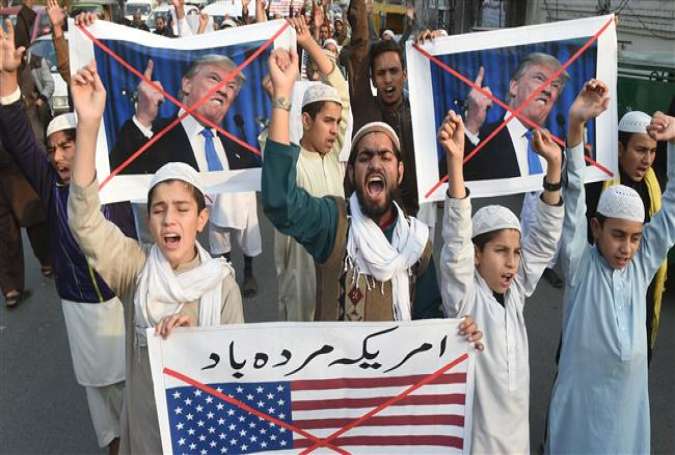 Pakistani protesters take part in a rally against US aid cuts in Lahore on January 5, 2018. (Photo by AFP)