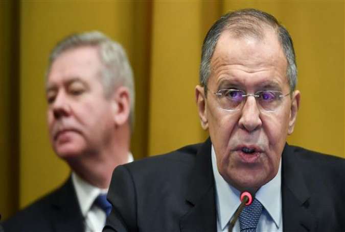 Russian Foreign Minister Sergei Lavrov (R), flanked by Russia