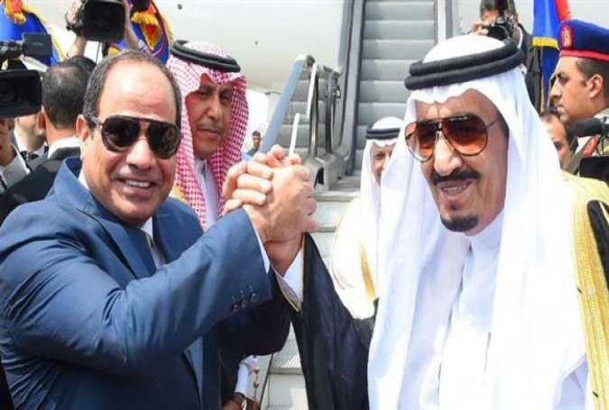 Saudi King Salman (R) shakes hands with Egyptian President Abdel Fattah el-Sisi before leaving Cairo