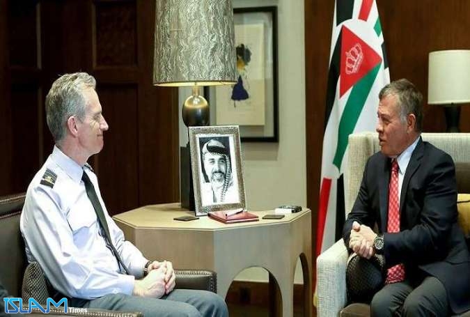العاهل الأردني يستقبل قائد القوات الجوية البريطانية في عمان
