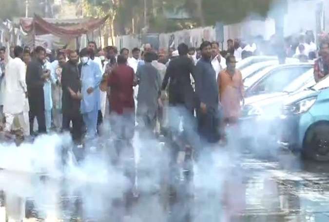 کراچی میں پیرا میڈیکل اسٹاف پر پولیس کا لاٹھی چارج و شیلنگ