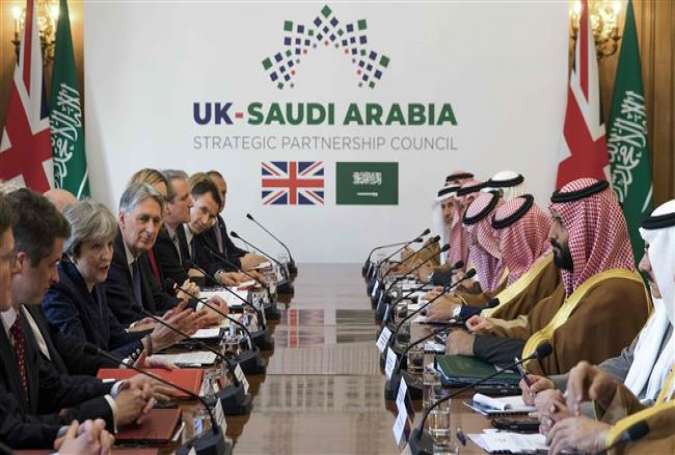 UK Prime Minister Theresa May (3L) and Saudi Crown Prince Mohammed bin Salman (2R) hold a meeting with other members of the British government and Saudi ministers and delegates inside number 10 Downing Street on March 7, 2018 in London, England. (Photo by AFP)