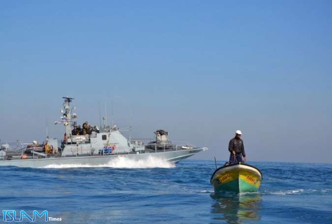 العدو الصهيوني يستهدف الصيادين الفلسطينيين في بحر غزة