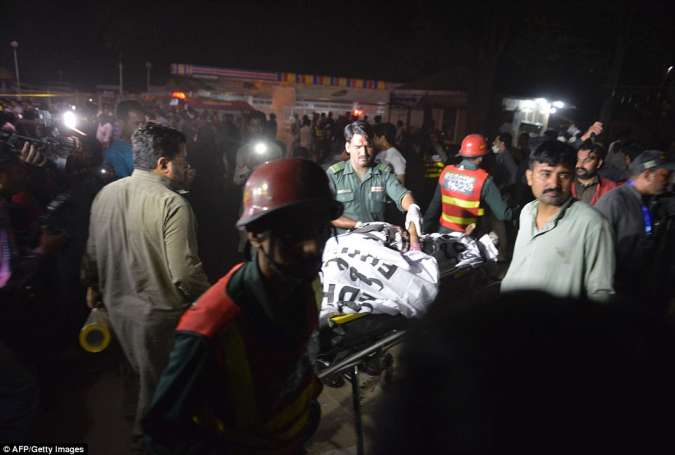 Bomb attack kills 9 near Pakistan