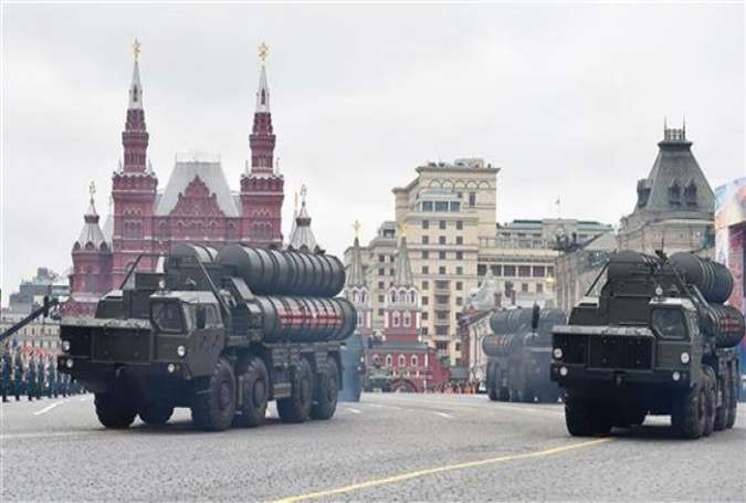Russian S-400 medium- and long-range surface-to-air missile systems ride through Red Square during the Victory Day military parade in Moscow, on May 9, 2017. (Photo by AFP)