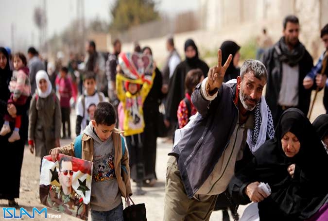 خارجون من الغوطة يروون معاناة سنوات مع الإرهابيين