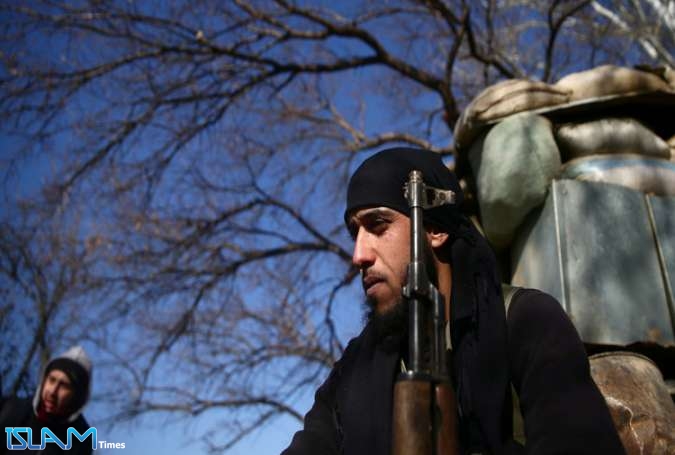 مسلحو أحرار الشام يسلمون أسلحتهم في حرستا