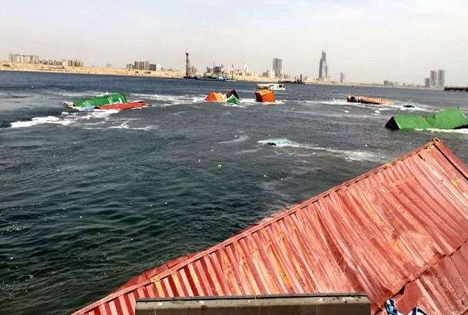 کراچی بندرگاہ پر پانی سے 10 کنٹینرز نکال لئے گئے