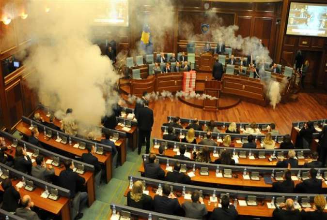Parlemen Kosovo, dibubarkan dengan gas airmata.