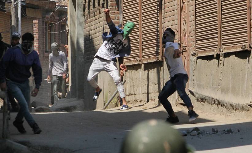 تازہ ہلاکتوں کیخلاف مظاہرین کا احتجاج، قابض فورسز نے مظاہرین پر راست فائرنگ کی، مکانوں کو نذر آتش کیا