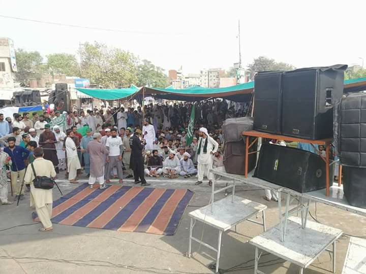 لاہور، تحریک لبیک کے زیراہتمام داتا دربار کے پاس احتجاجی دھرنے کی تصاویر