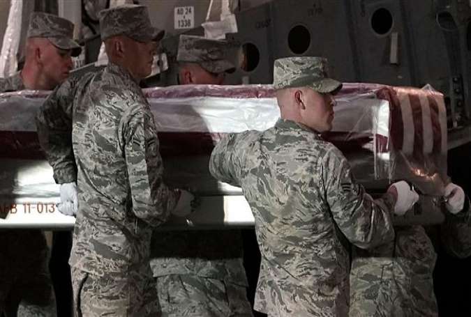 Members of a US Air Force carry team move the flag-draped transfer case holding the remains of an Air Force captain who was killed in a recent helicopter crash in western Iraq, in Dover, Delaware, March 18, 2018. (Photo by AFP)
