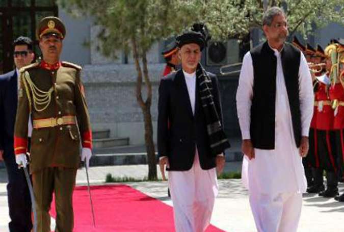 Afghan President Ashraf Ghani (L) and Pakistani Prime Minister Shahid Khaqan Abbasi (R)