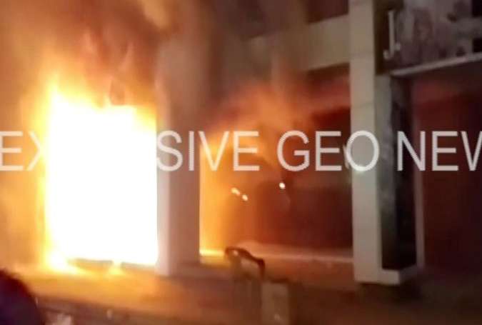 کراچی کے علاقے بہادر آباد میں 6 منزلہ عمارت میں آتشزدگی