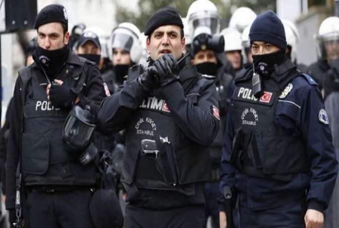 السلطات التركية تعتقل 70 ضابطا لصلتهم بغولن
