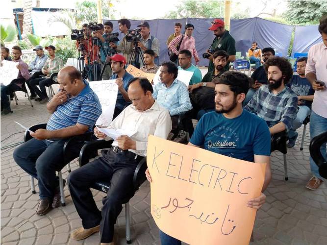 جے ڈی سی کی جانب سے کے الیکٹرک کے خلاف کراچی پریس کلب پر احتجاج