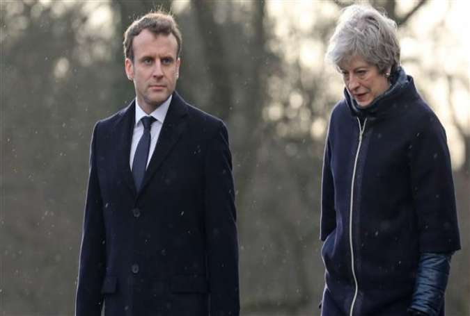 French President Emmanuel Macron (L) and Britain