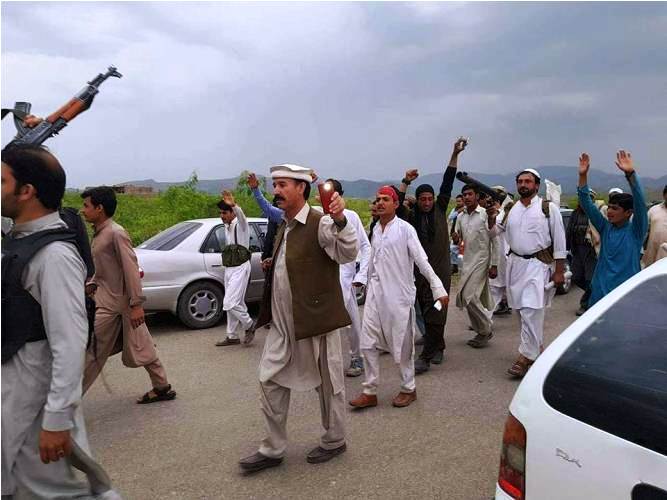 پاک افغان بارڈر پر اپنے ملک کی حفاظت اور سکیورٹی فورسز کا ساتھ دینے کیلئے مسلح قبائل کی بھاری نفری جمع