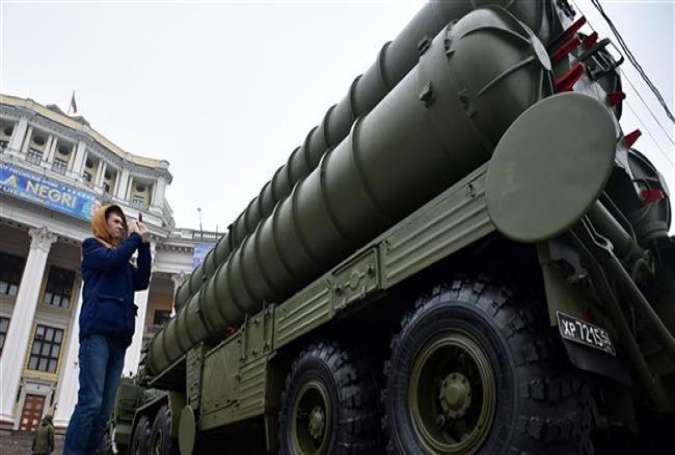 A man takes a picture of a Russian surface-to-air S-300 missile system displayed on Suvorovskaya Square in central Moscow, December 8, 2014. (Photo by AFP)