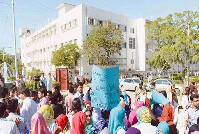 کراچی، جناح اسپتال میں ینگ ڈاکٹرز کا احتجاج، او پی ڈی میں کام بند کردیا