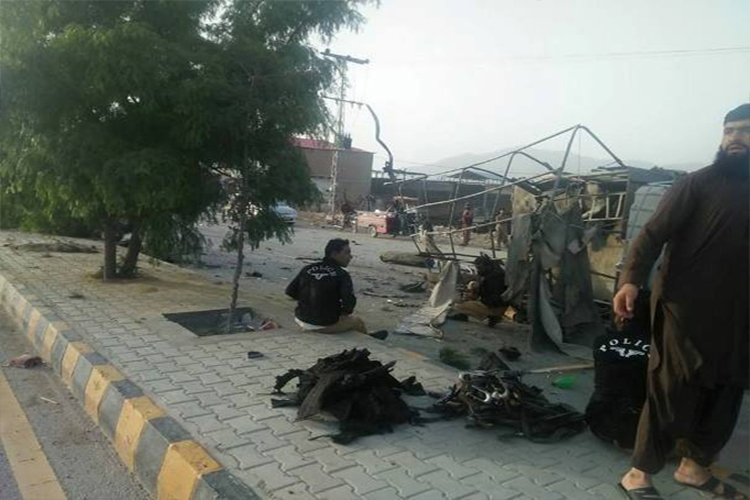 کوئٹہ، ائیر پورٹ روڈ پر پولیس اہلکاروں کے ٹرک پر خودکش حملہ