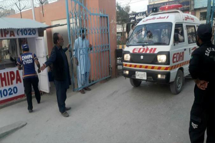 کوئٹہ، ائیر پورٹ روڈ پر پولیس اہلکاروں کے ٹرک پر خودکش حملہ